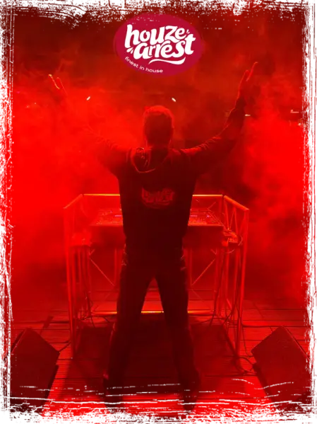 DJ Tommi rockt das Publikum zum Beats & Waves in Kühlungsborn auf der Vielmeer Terrasse